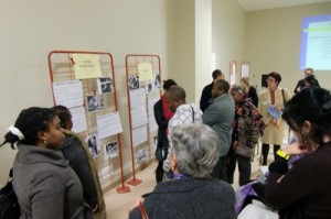 en associant 2